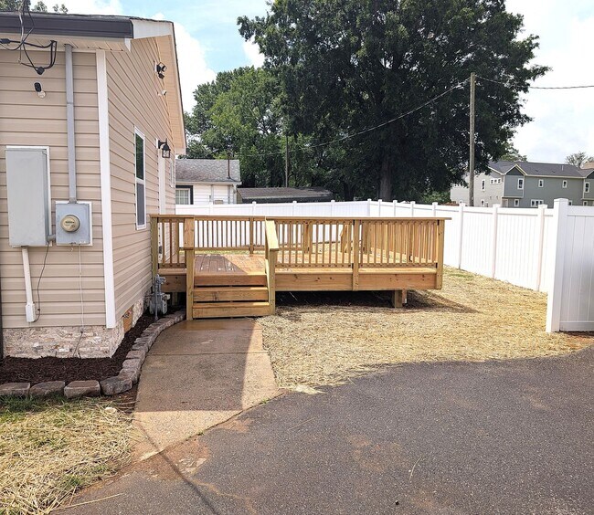 Building Photo - 100% Updated Home!  Sterling Elementary School! Easy Access I-485!