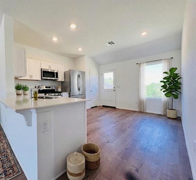 Building Photo - 604 Hillsboro Drive