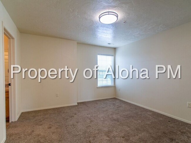 Building Photo - 1069 W Pine Ave