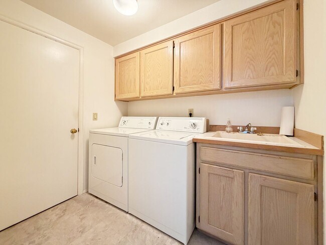 Building Photo - 2009 Mill Pointe Dr SE