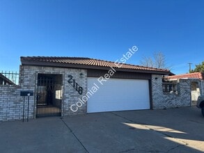 Building Photo - Spacious and Unique 2 Bedroom, 2 Bathroom Home with Wet Bar Area!