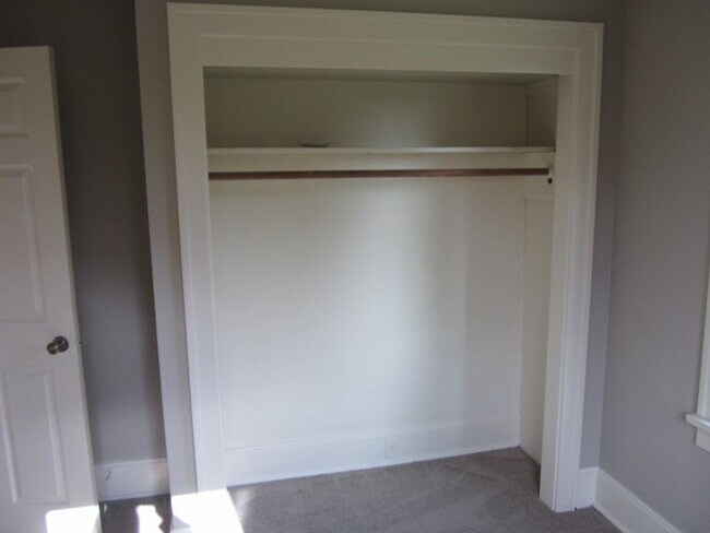 Building Photo - Cute Newley Remodeled 3 BD in Aloha!!