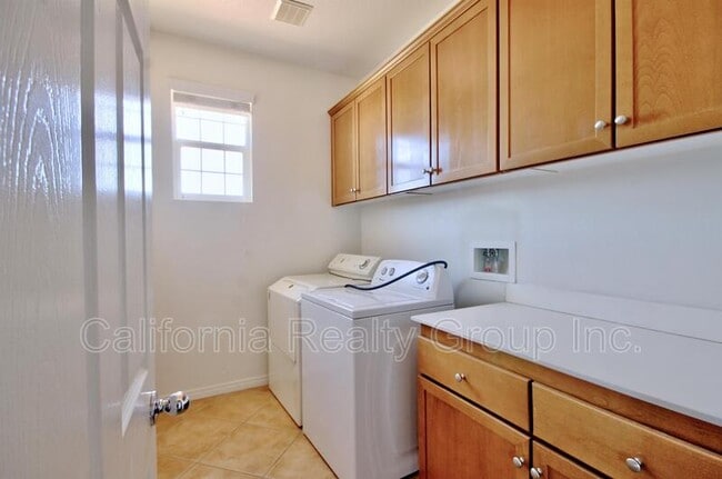 Building Photo - 34567 Spindle Tree St
