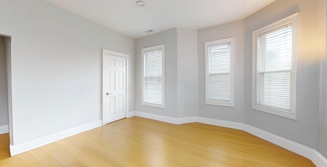 Building Photo - 166 Boylston St