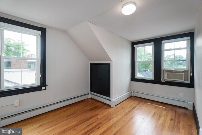 Building Photo - 357 Nassau St