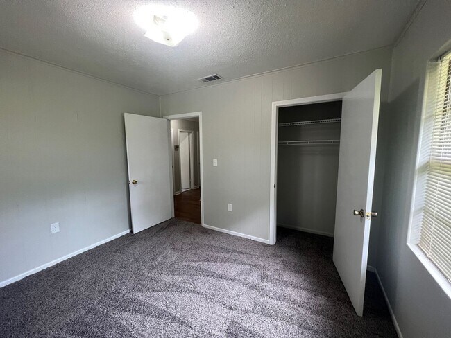 Building Photo - 3 bedroom 1 bathroom in Northport