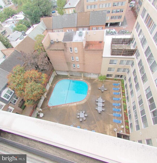 Building Photo - 922 24th St NW