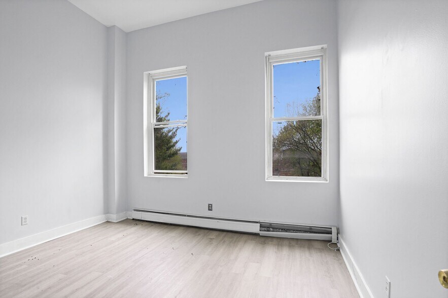 Building Photo - 47 Ten Broeck St