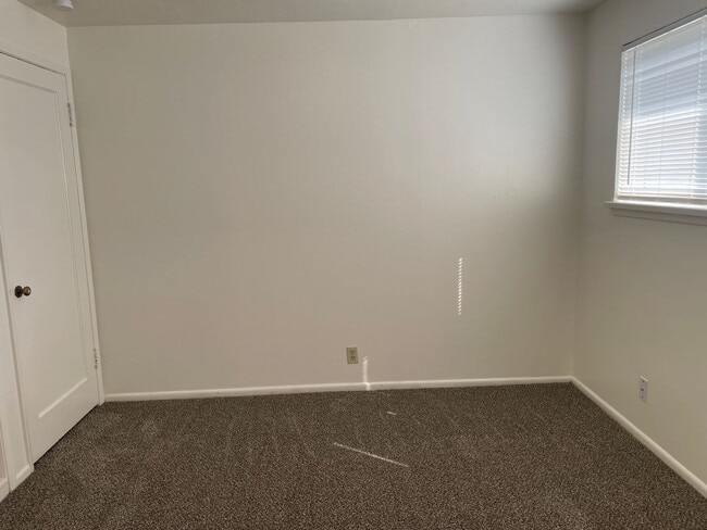 Building Photo - Lake View Apartment for Rent!!!