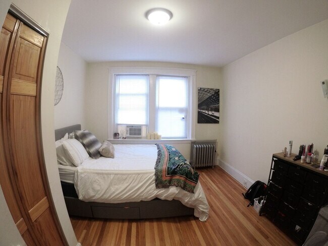 Building Photo - Charming 4 Bedroom -No Broker Fee
