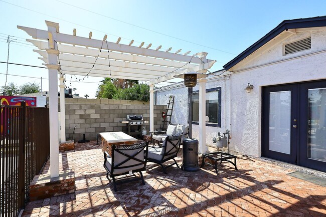 Building Photo - Fully Furnished Remodeled 4 Bedroom / 4 Bathroom Home with spacious back yard & pool in Central P...