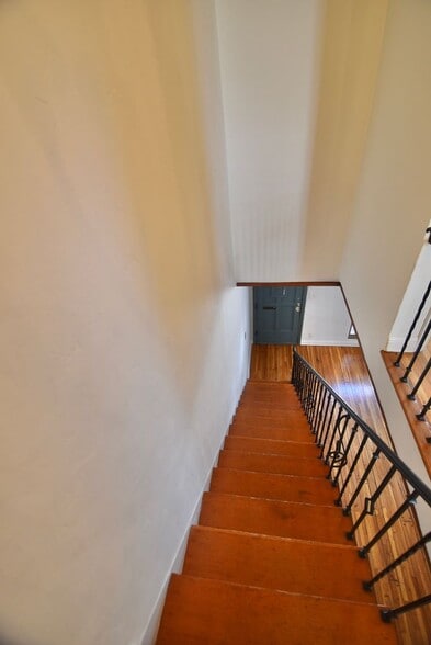 Building Photo - 2062 Argyle Ave