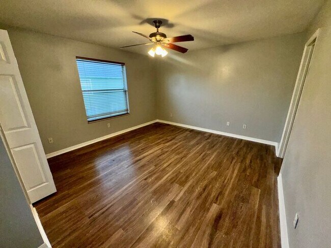 Building Photo - 3 bedroom 2.5 bath Oakcrest Townhome with Laminate and Tile flooring Throughout, and a 1 Car Garage!