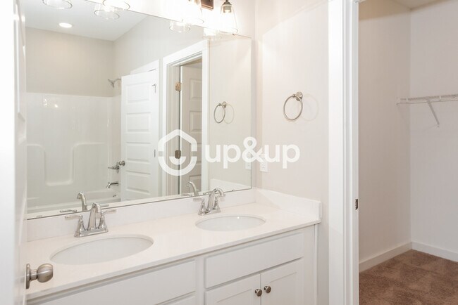Building Photo - Fantastic 3bd/2ba home! Let yourself in!