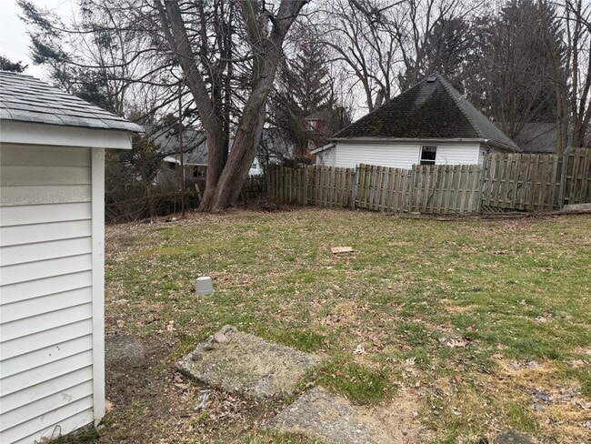 Building Photo - 337 1/2 Riverside Dr