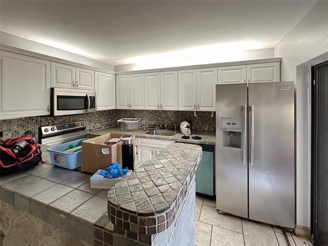 Building Photo - 1700 Embassy Dr