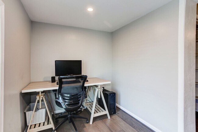 Building Photo - Trinidad Rowhome | 2 Bed | 1 Bath | 800 Sf | Large Fenced-In Front Porch & Fenced-in Backyard | 2...