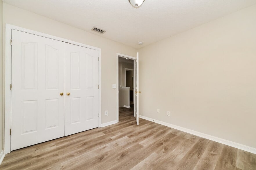 Building Photo - 11050 Golden Silence Dr