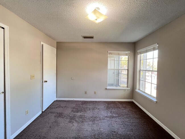 Building Photo - Great 1/1 condo at Metrowest.