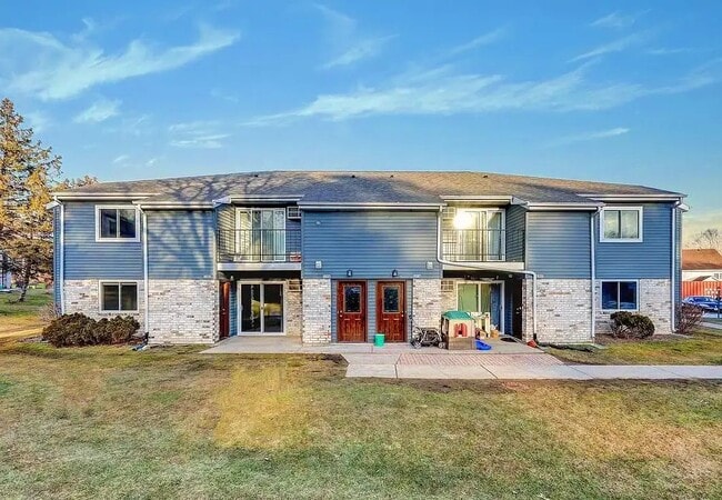 Building Photo - 302 Whispering Pines Way