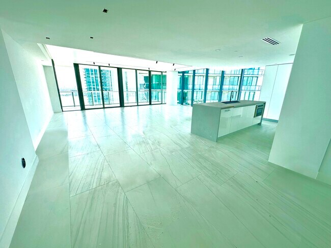 Building Photo - 650 NE 32nd St