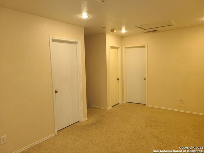 Building Photo - 3 Bedroom with Game Room!