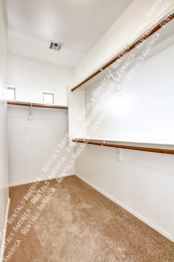 Building Photo - 935 E Blue Spruce Ln