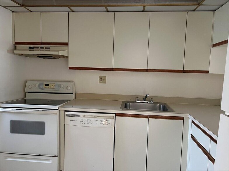 Building Photo - 7925 Colony Cir S