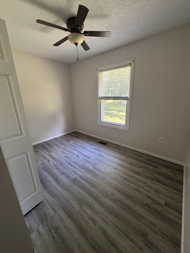 Building Photo - 515 Valley View Dr