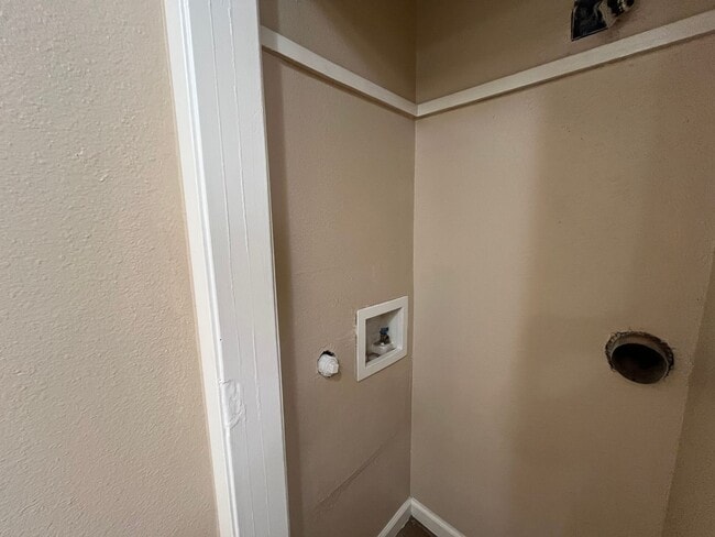 Building Photo - 5525 Lochmoor