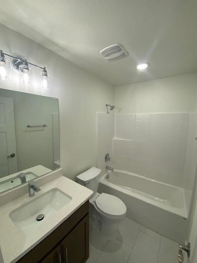 Building Photo - 3 bedroom- 2 bath 4 Plex - Brand New Construction