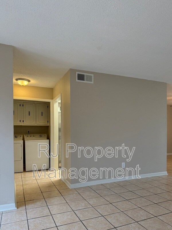 Building Photo - 3400 Lord Dunmore Cove