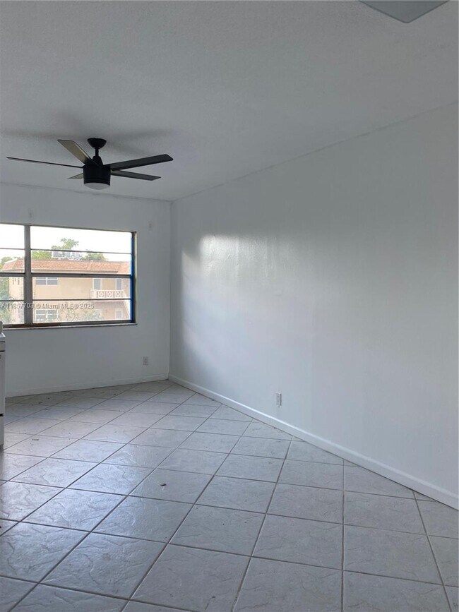 Building Photo - 5181 W Oakland Park Blvd