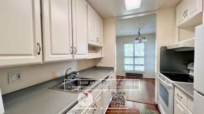 Building Photo - Large 1 bedroom Condo with new LVP floorin...