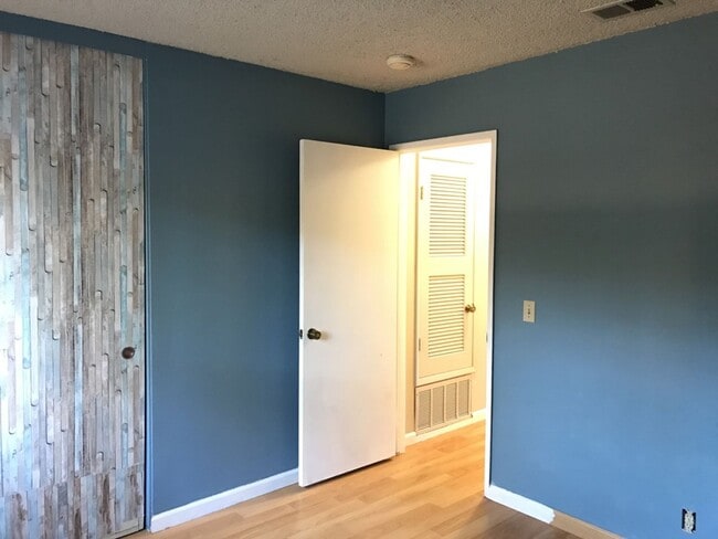Building Photo - Great 2 bed 1 bath condo available for fall move in!