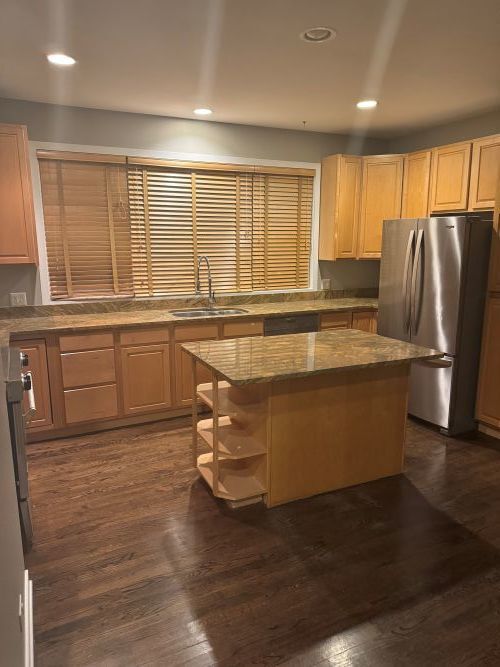 Building Photo - 860 N Elston Ave