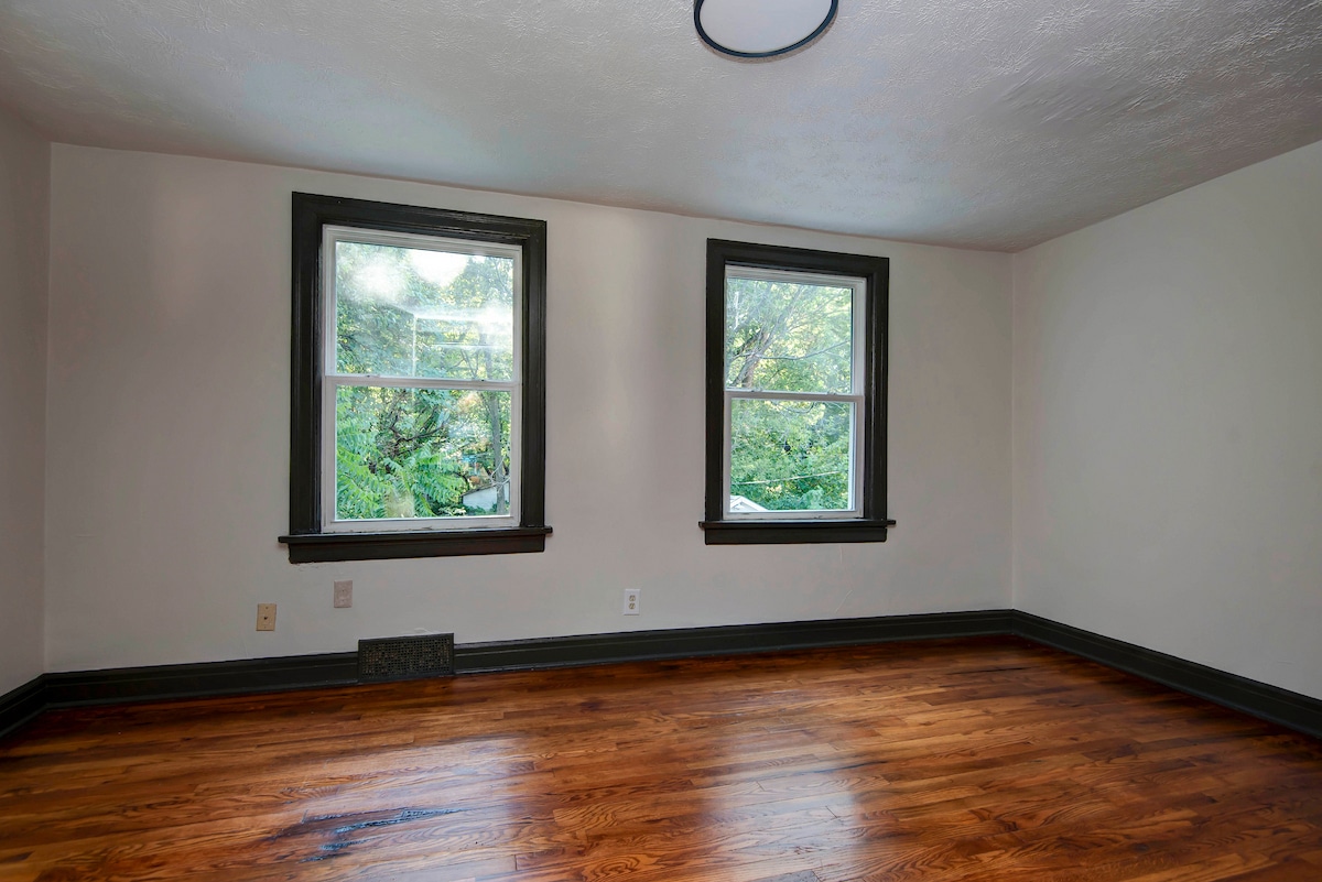 Building Photo - 1328 S Florence Ave