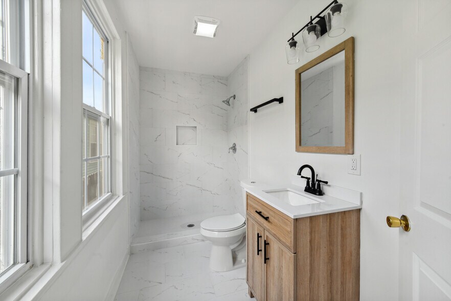 Building Photo - 2526 Jena St
