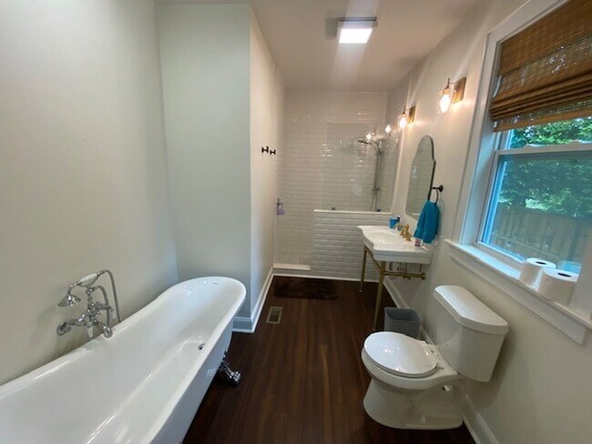 Building Photo - Georgous 5 bedroom 2.5 bath home in Downto...