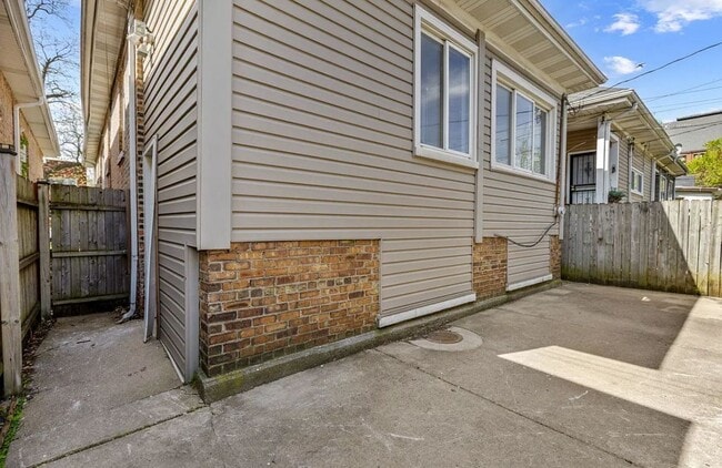 Building Photo - 722 E 91st Pl