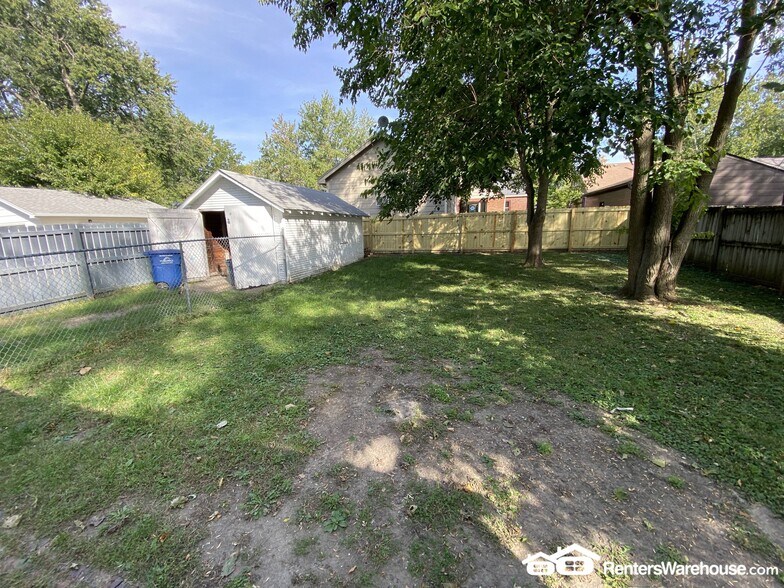 Building Photo - 1229 Merle Hay Rd