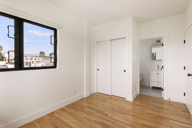 Building Photo - 5 Bed / 5 Bath Residence in Echo Park Now Available!