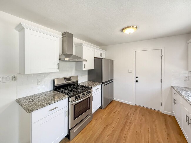 Building Photo - Beautiful 2B/1BA Home in Vista Now Availab...