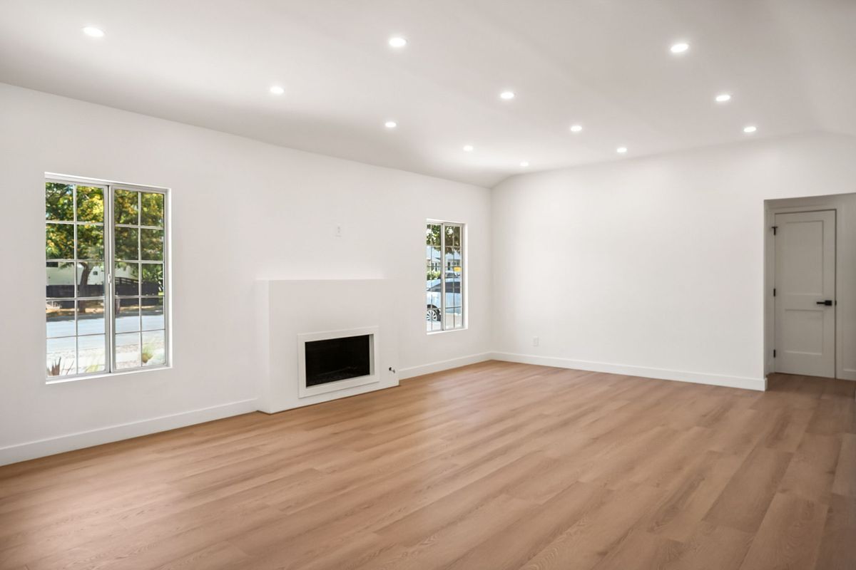 Building Photo - 4702 Kraft Ave