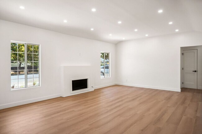 Building Photo - 4702 Kraft Ave