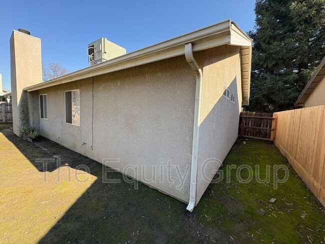 Building Photo - 905 S Laguna St