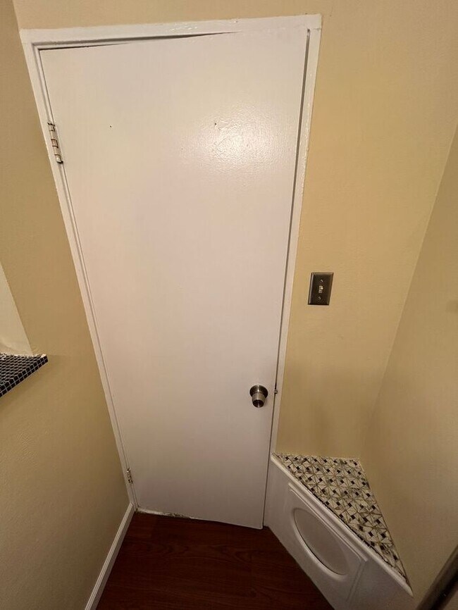 Building Photo - Charming 3-Bedroom Home with Fenced Backya...