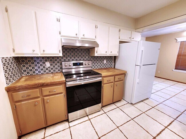 Building Photo - Spacious Living in a Prime Yukon Location