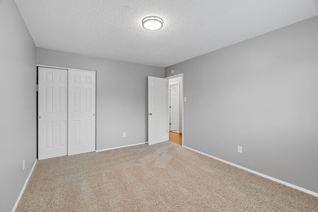 Building Photo - 1128 Saratoga Dr