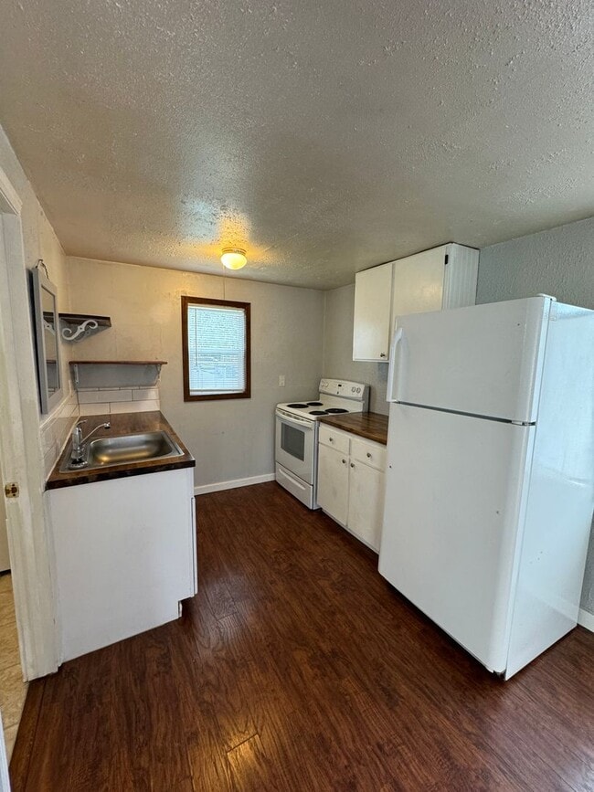 Building Photo - Hard to find 1 bdrm, 1 bath house with carport.